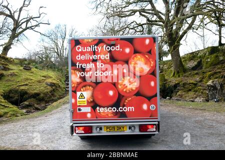 Tesco Supermarket van Rear liefert während des Coronavirus Outbreak Covid-19 Pandemie Wales im Frühjahr 2020 Lebensmittel an ein Kundenheim im ländlichen Wales Stockfoto