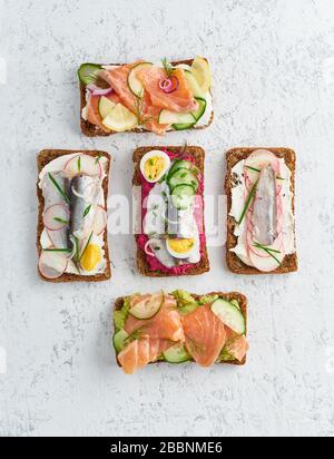 Herzhafte Fischschmorrebrod, fünf traditionelle dänische Sandwiches. Stockfoto