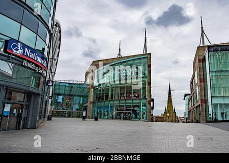 Birmingham, Großbritannien. April 2020. Lockdown und soziale Distanzierung werden am 1. April 2020 im Stadtzentrum von Birmingham, Birmingham, Großbritannien, eingehalten. Es gibt immer noch eine Reihe von Arbeitern, die ihre Geschäfte machen, und eine kleine Anzahl von Menschen, die auf den Straßen laufen. Die Innenstadt ist heute eine Woche lang unruhig. Die Regierungsbotschaft von "Tag zu Hause; Schutz der NHS; Rettung von Leben" in Verbindung mit dem anhaltenden Anstieg von Fällen und Todesfällen durch Coronavirus (Covid-19) scheint weitgehend zu funktionieren. Kredit: Anthony Wallbank/Alamy Live News Stockfoto