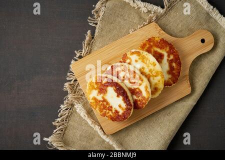 Zypern gebratene griechische Halloumi. Lchf, pegan, Fodmap, Paläo, scd, Keto Stockfoto