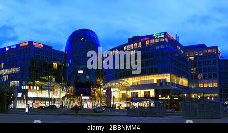 Bratislava, Slowakei - September 02, 2019: Galleria Eurovea Einkaufszentrum am Abend Stockfoto