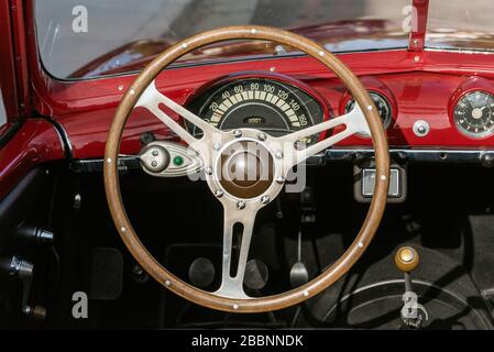 Classic 1951 Simca 8 Sport Cabriolet mit Blick auf Armaturenbrett und Lenkrad vom Fahrersitz und von oben nach unten. Stockfoto