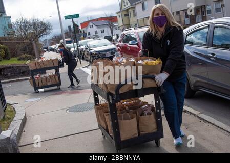 Everett, MA, USA. April 2020. Der Rat über das Altern und das Team von Grace Food Pantry, das am 1. April 2020 in Everett, Massachusetts, eine Speisekammer für Senioren im "Grab-and-Go"-Stil anbietet. Kredit: Katy Rogers/Media Punch/Alamy Live News Stockfoto