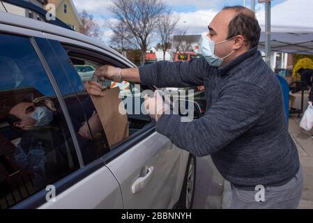 Everett, MA, USA. April 2020. Der Rat über das Altern und das Team von Grace Food Pantry, das am 1. April 2020 in Everett, Massachusetts, eine Speisekammer für Senioren im "Grab-and-Go"-Stil anbietet. Kredit: Katy Rogers/Media Punch/Alamy Live News Stockfoto