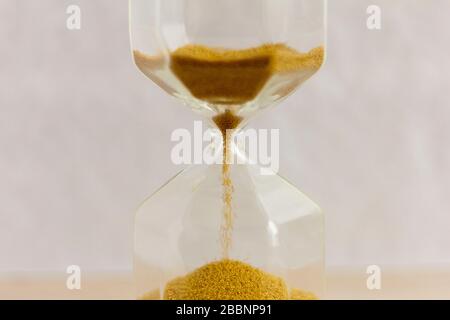 Nahaufnahme der Sanduhr auf weißem Hintergrund. Stockfoto