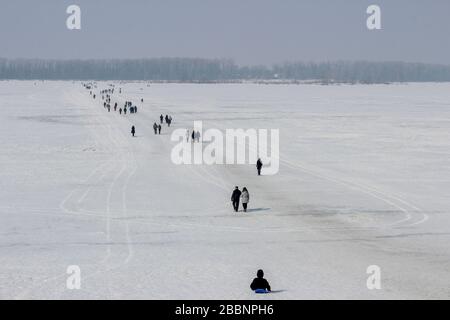 Winterfähre über die Wolga in Samara Stockfoto