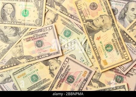 US-Banknoten verschiedener Stückelungen als Hintergrund Stockfoto