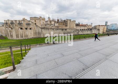 London, Großbritannien. April 2020. Der Tower of London ist sehr ruhig für eine Einzelperson, die ihn für ihre Bewegungsroutine benutzt - der "Lockdown" geht für den Coronavirus (Covid 19) Ausbruch in London weiter. Credit: Guy Bell/Alamy Live News Stockfoto