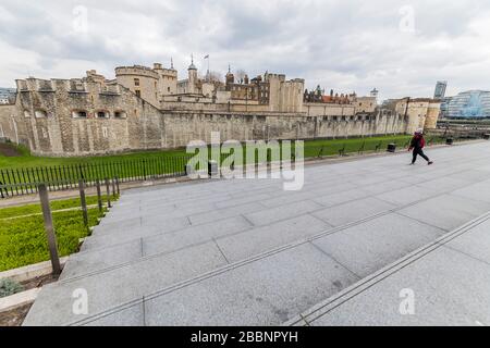 London, Großbritannien. April 2020. Der Tower of London ist sehr ruhig für eine Einzelperson, die ihn für ihre Bewegungsroutine benutzt - der "Lockdown" geht für den Coronavirus (Covid 19) Ausbruch in London weiter. Credit: Guy Bell/Alamy Live News Stockfoto