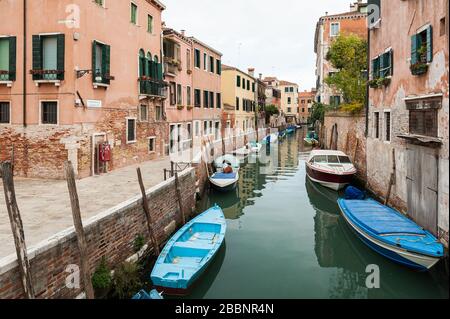 Venedig, Italien - 4. November 2016: Kanal mit Booten in Venedig (Italien) an einem bewölkten Tag im späten Herbst Stockfoto