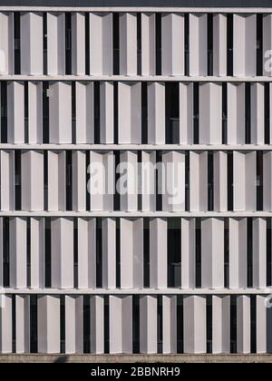 Detailansicht und Fassade eines modernen Bürogebäudes. Brise soleil. Technische Büros des Rathauses von Vitoria-Gasteiz, Baskenland, Spanien Stockfoto