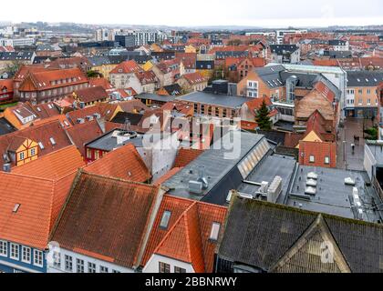 Aalborg, über die Dächer. Geschossen vom Dach des Kaufhauses Salling, gelegen unter: Nytorv 8, 9000 Aalborg, Dänemark. Stockfoto