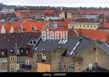 Aalborg, über die Dächer. Geschossen vom Dach des Kaufhauses Salling, gelegen unter: Nytorv 8, 9000 Aalborg, Dänemark. Stockfoto