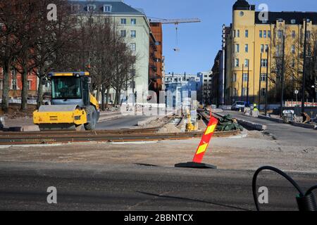 Bau einer neuen Straßenbahnlinie nach Hernesaari in Telakkakatu, Helsinki, Finnland. März 2020 Stockfoto