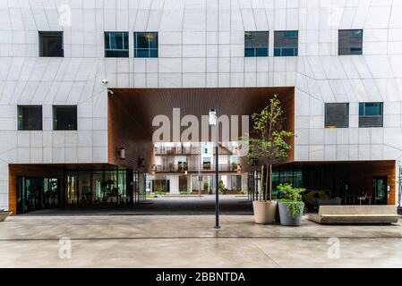 Oslo, Norwegen - 11. August 2019: Modernes Gebäude mit belüfteter Fassade aus Naturstein im Barcode-Projektgebiet. Stockfoto