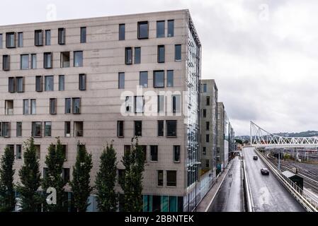 Oslo, Norwegen - 11. August 2019: Norwegische Steuerverwaltung oder Skatteetaten-Gebäude in Mittel-Oslo. Es ist ein modernes Gebäude mit belüfteten Metallteilen Stockfoto