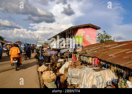 Belebte Straße in der Stadt Osogbo. Stockfoto