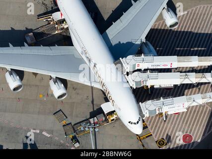 Emirates Airline Airbus A380 am internationalen Flughafenterminal, verbunden mit drei Düsenbrücken für effizientes Boarding. Sydney Airport, Australien. Stockfoto