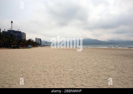 Hanoi, Vietnam. April 2020. Das am 1. April 2020 aufgenommene Foto zeigt einen leeren Strand in Vietnams Innenstadt da Nang. Der vietnamesische Premierminister Nguyen Xuan Phuc unterzeichnete am Mittwoch ein Dekret, um COVID-19 gemäß der Website der Regierung des Landes zu einer landesweiten Epidemie in Vietnam zu erklären. Kredit: Xinhua/Alamy Live News Stockfoto