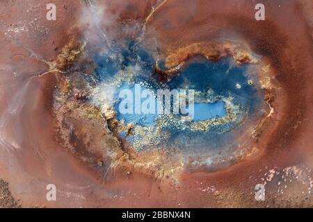 Das Gebiet liegt in der Nähe des Leuchtturms von Reykjanes und wird zusammen nach einem weiblichen Gespenst, das dort gelegt wurde, als Gunnuhver bezeichnet. Stockfoto