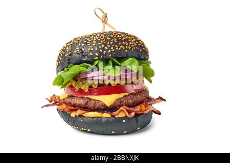 Riesiger schwarzer Burger isoliert auf Weiß Stockfoto