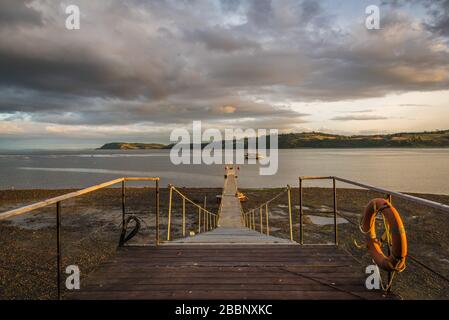 Ein Dock auf der insel chiloe im Sonnenuntergang Stockfoto