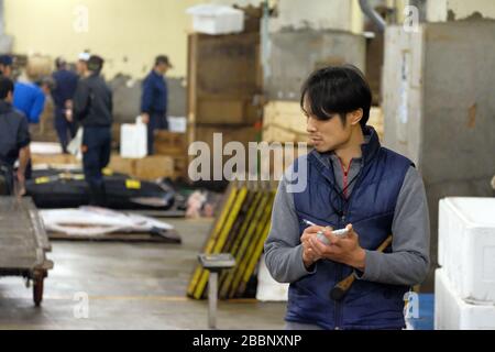 Japan, Tokio - 27. März 2018: Ein Mann, der bei der Thunfischauktion in Tsukiji bei der Arbeit gesehen wurde. Stockfoto