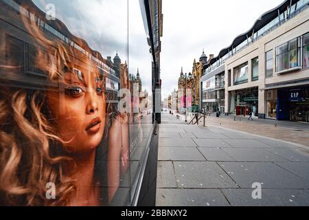 Glasgow, Schottland, Großbritannien. April 2020. Auswirkungen der Sperrung von Coronavirus auf die Straßen von Glasgow, Schottland. Foto des Models in Victorias Secret-Shop blickt auf eine verlassene Buchanan Street.Iain Masterton/Alamy Live News Stockfoto