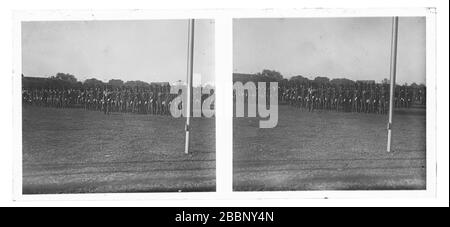 Royal Thai Armed Forces - Soldaten in Paradeuniform auf einem Feld für eine festliche Veranstaltung. Stereoskopisches Foto von etwa dem Jahr 1910. Foto auf trockenem Glasplatte aus der Sammlung Herry W. Schaefer. Stockfoto