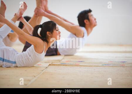 Junger Mann und eine junge Frau mit Yoga. Stockfoto