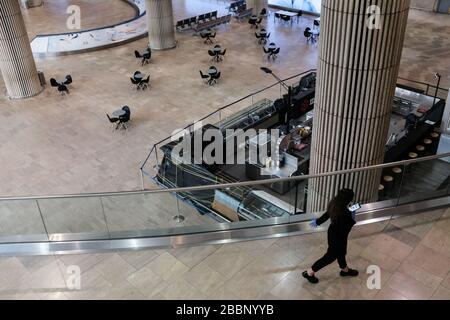 Tel Aviv, Israel. April 2020. Nur wenige ein- und ausgehende Passagiere am Ben Gurion International Airport von Tel Aviv lassen die Ankunftshalle fast völlig leer. Etwa 5.591 wurden positiv auf COVID-19 in Israel getestet. Die aktuelle Zahl der Todesopfer ist 24. Gutschrift: Nir Alon/Alamy Live News Stockfoto