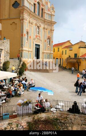 Kirche San Giovanni Battista und Piazza dei Corallini, Cervo, Ligury, Italien, Europa Stockfoto