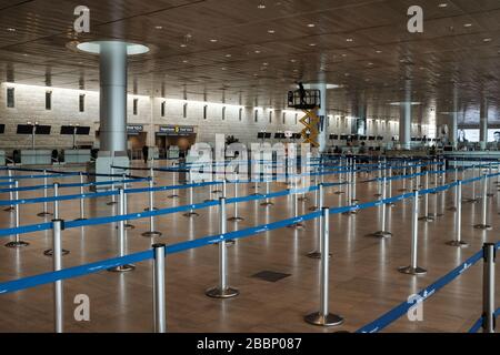 Tel Aviv, Israel. April 2020. Nur wenige ein- und ausscheidende Passagiere am Ben Gurion International Airport in Tel Aviv lassen die Check-In-Schalter fast völlig leer. Etwa 5.591 wurden positiv auf COVID-19 in Israel getestet. Die aktuelle Zahl der Todesopfer ist 24. Gutschrift: Nir Alon/Alamy Live News Stockfoto