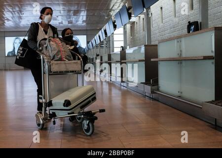 Tel Aviv, Israel. April 2020. Nur wenige ein- und ausscheidende Passagiere am Ben Gurion International Airport in Tel Aviv lassen die Check-In-Schalter fast völlig leer. Etwa 5.591 wurden positiv auf COVID-19 in Israel getestet. Die aktuelle Zahl der Todesopfer ist 24. Gutschrift: Nir Alon/Alamy Live News Stockfoto