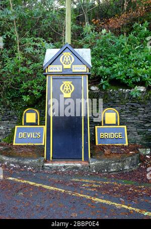 AA-Notrufkasten an der Devil's Bridge in Wales Stockfoto