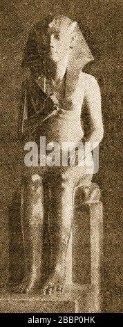 Ägyptologie - EIN 1920 gedrucktes Bild, das eine ägyptische Statue von Akhenaten, alias Echnaton, Akhenaton, Ikhnaton, Khuenaten und Amenophis IV zeigt Stockfoto