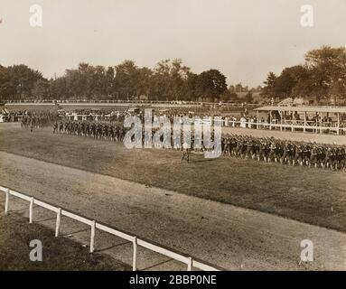 Soldaten des 69th Infantry Regiment der New York National Guard, Parade auf den Nassauischen County Fairgrounds im September 1917 als die in Camp Albert Mills am Standort des heutigen Garden City, N.Y. ausgebildete Einheit, die in das 165th Infantry Regiment umbenannt wurde, Die 'Old New York 69.' war ein Publikumsliebling bei den Zivilisten, die den Posten besuchten. ( Höflichkeit New York State Military Museum) Stockfoto