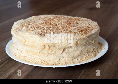 Napoleon Kuchen auf einem Holztisch. Nachtisch Napoleon Kuchen Nahaufnahme. Stockfoto