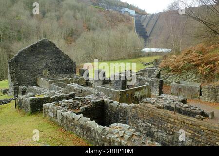 Bryntail führt Mine Ruins unterhalb des Staudamms des Clywedog Reservoirs in Mittelwales Stockfoto