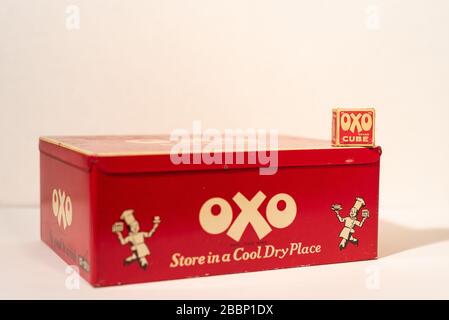 Alte OXO-Würfel mit Zinn und OXO-Würfel Stockfoto