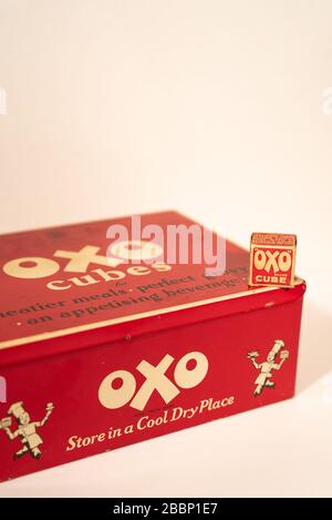 Alte OXO-Würfel mit Zinn und OXO-Würfel Stockfoto