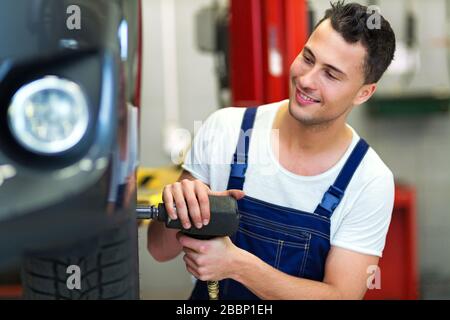 Mechaniker arbeiten in Autowerkstatt Stockfoto