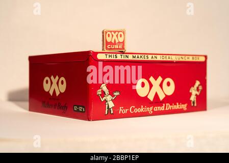 Alte OXO-Würfel mit Zinn und OXO-Würfel Stockfoto