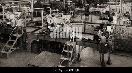 Ein Blick aus den 1930er Jahren auf die Abfüllanlage bei IND Coope & Allsopp. Im Jahr 1799 erwarb Edward IND die Star Brewery in Romford, Essex, England, die zuvor 1709 von George Cardon gegründet worden war. Stockfoto