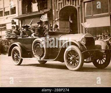 Verwundete Soldaten des 369th Infantry Regiment werden am 17. Februar im Rahmen einer Parade, die zur Begrüßung der Einheit der Nationalgarde von New York abgehalten wurde, in der Fifth Avenue in New York City hochgefahren. Mehr als 2.000 Soldaten nahmen an der Parade in der Fifth Avenue Teil. Die Soldaten marschierten sieben Meilen von Downtown Manhattan nach Harlem. Stockfoto