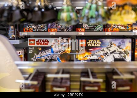 LEGO Star Wars-Produkte werden im Lego Store in Kopenhagen, Dänemark, Europa zum Verkauf angeboten Stockfoto