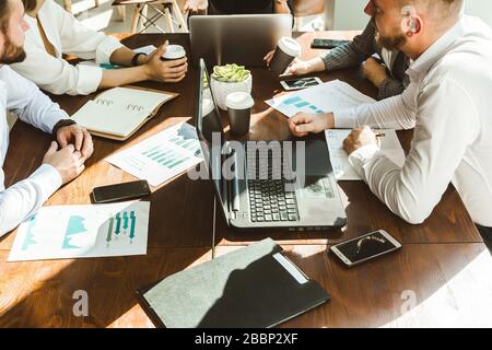 Ein Team junger Geschäftsleute, die in einem Büro zusammenarbeiten und miteinander kommunizieren. Geschäftsleute und Manager in einem Meeting. Stockfoto