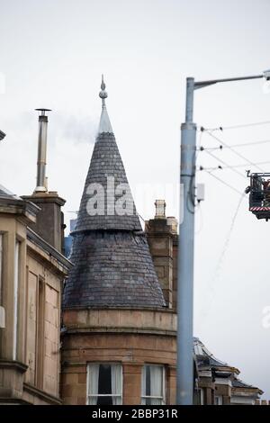 Glasgow, Großbritannien. April 2020. Abgebildet: Tenement House Fire in Albert Drive in Glasgows Südseite in Pollockshields. Die Feuerwehr hat an einer riesigen Flamme teilgenommen, die zweite seit vier Monaten in der Gegend von Pollokshields in Glasgow. Kredit: Colin Fisher/Alamy Live News. Stockfoto