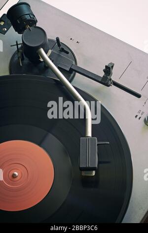 Den Stift des Vinyl analog player ist in Kontakt mit der Oberfläche der sich drehenden LP. Close Up. Selektive konzentrieren. Stockfoto