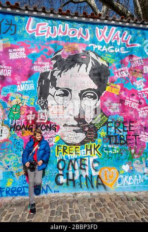 Junge, der vor der John Lennon Wall in Prag in Zeiten von Covid-19 Pandemy, Tschechien, stand Stockfoto